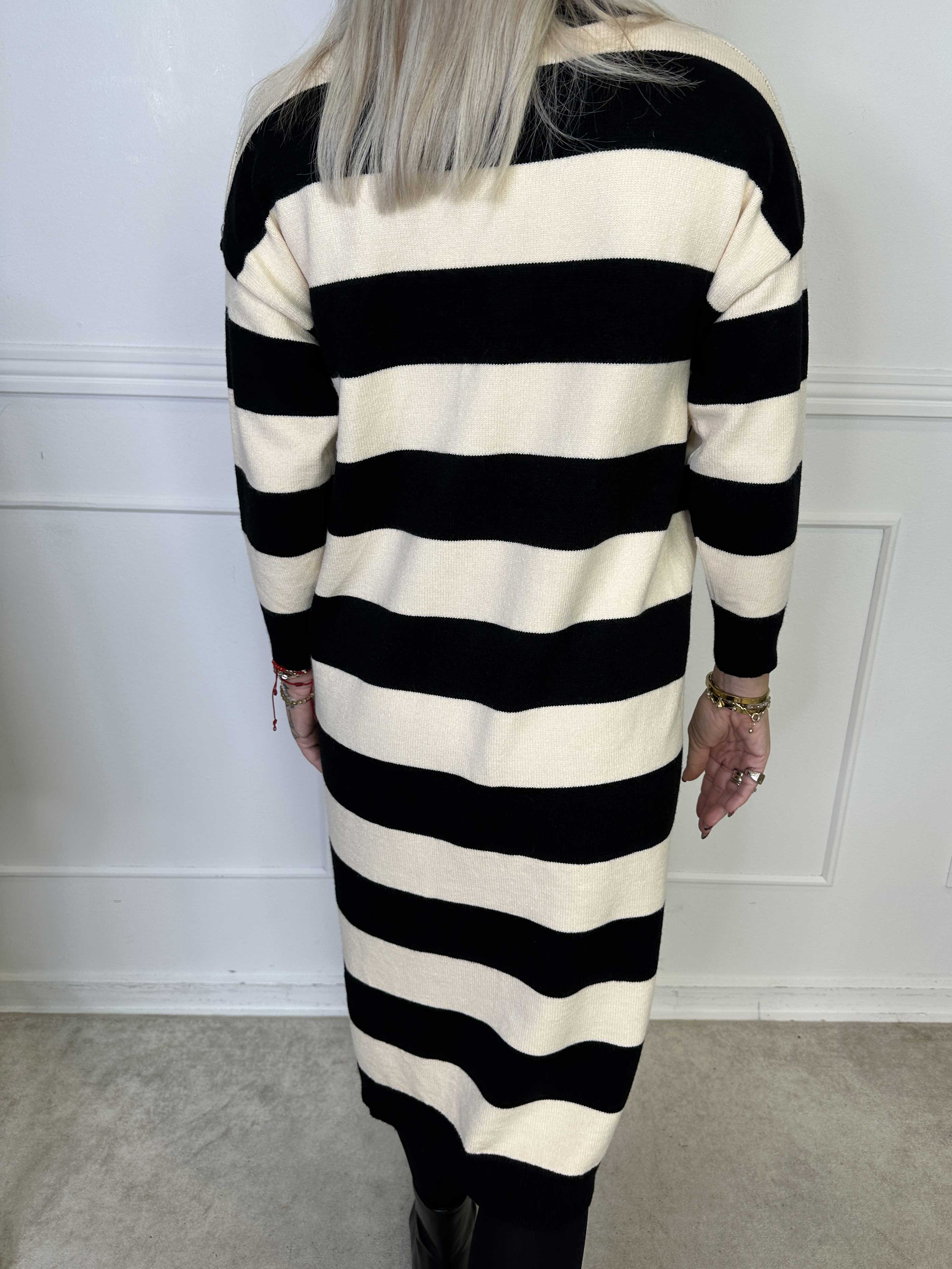 Alvilda - Lang blød strikkjole med striber